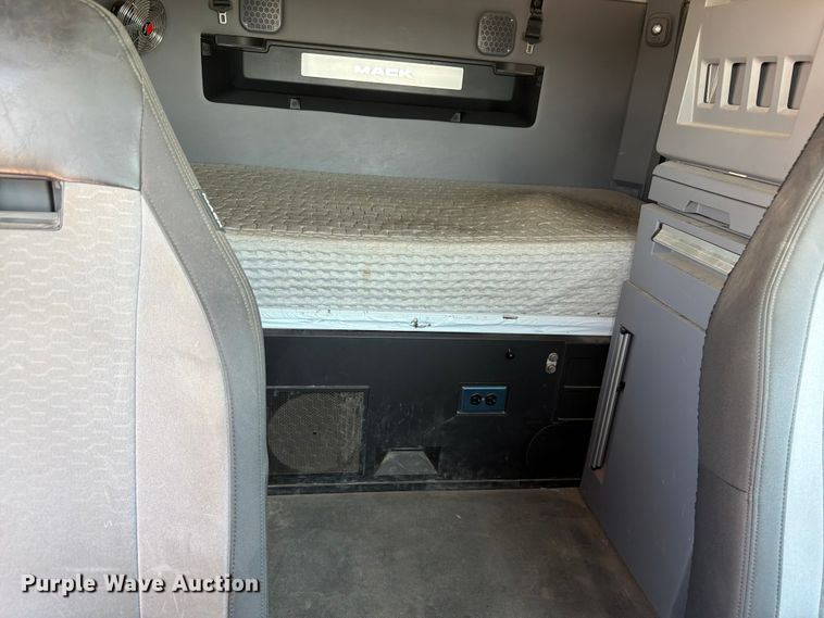 image for item EW8648 2019 Mack Anthem semi truck
