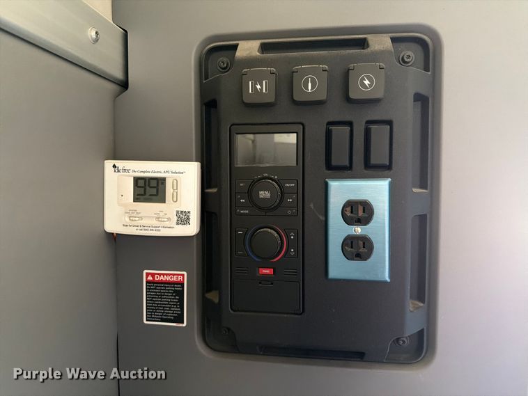 image for item EW8648 2019 Mack Anthem semi truck