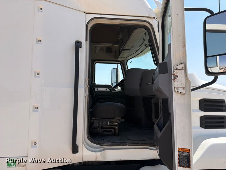 image for item EW8648 2019 Mack Anthem semi truck