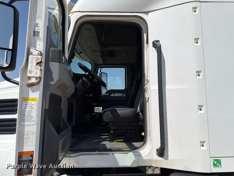 image for item EW8649 2019 Mack Anthem semi truck