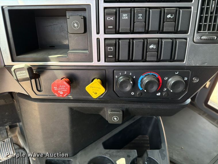 image for item EW8649 2019 Mack Anthem semi truck