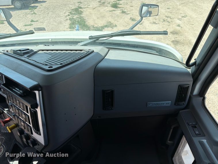 image for item EW8649 2019 Mack Anthem semi truck