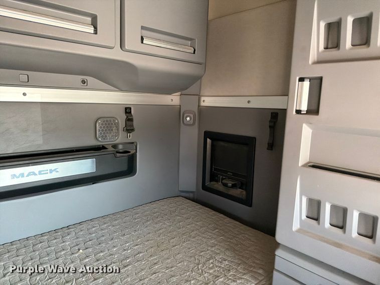 image for item EW8649 2019 Mack Anthem semi truck