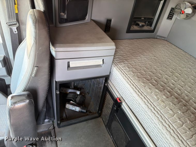 image for item EW8649 2019 Mack Anthem semi truck