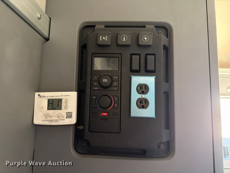 image for item EW8649 2019 Mack Anthem semi truck