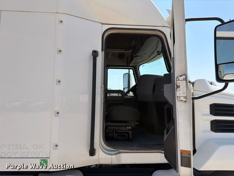 image for item EW8649 2019 Mack Anthem semi truck