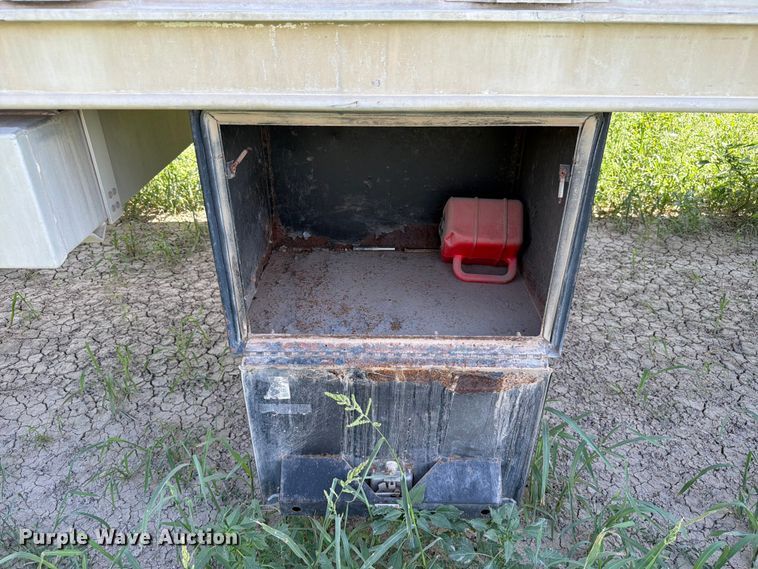 image for item EW8651 2006 Barrett livestock trailer