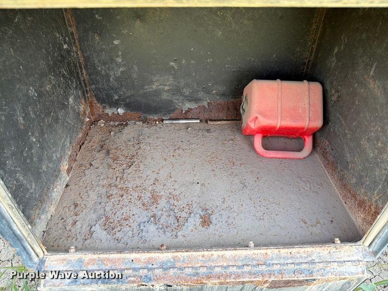 image for item EW8651 2006 Barrett livestock trailer