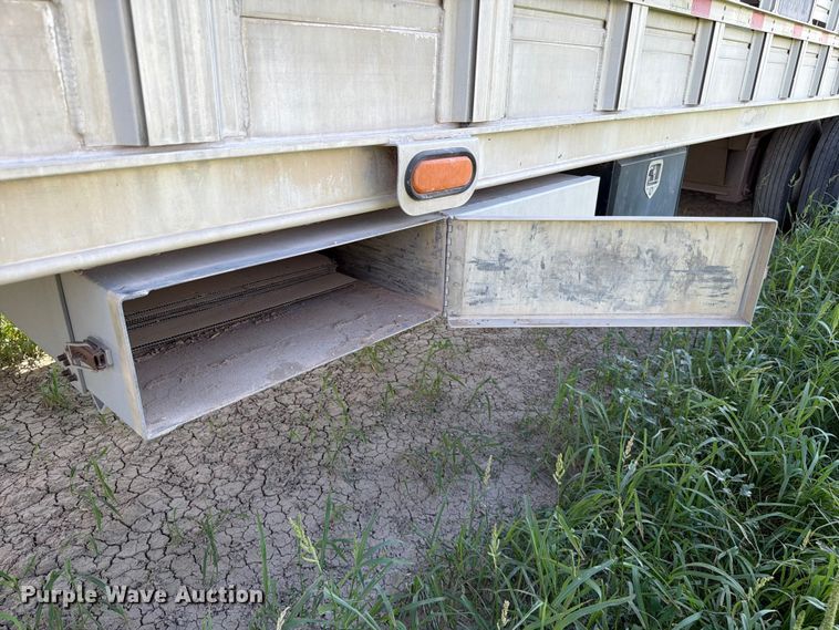 image for item EW8651 2006 Barrett livestock trailer