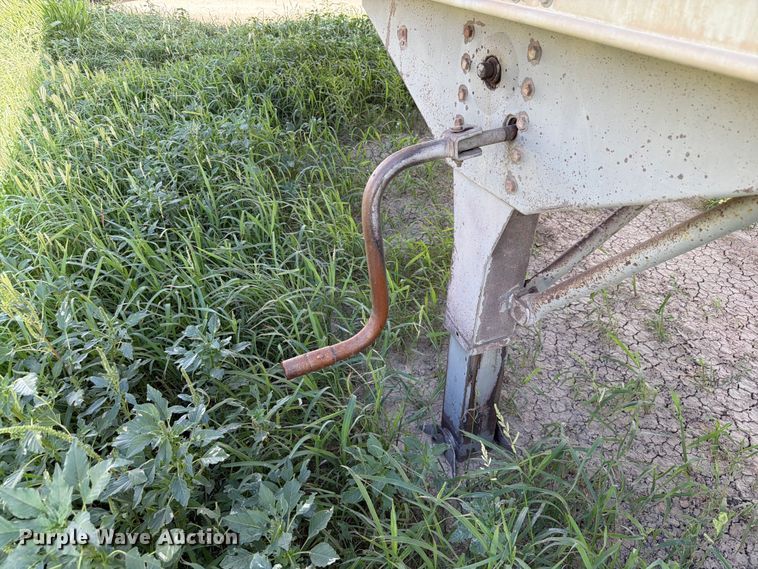 image for item EW8651 2006 Barrett livestock trailer
