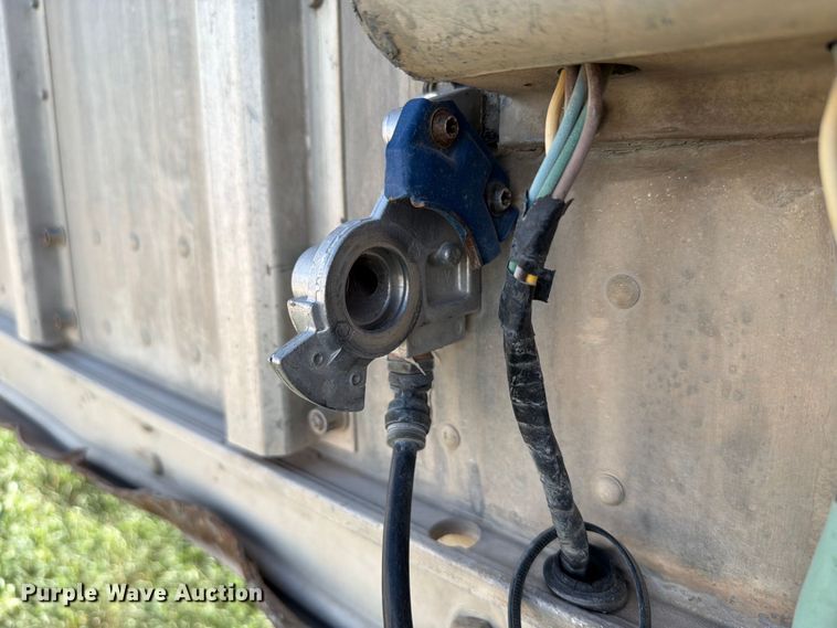 image for item EW8651 2006 Barrett livestock trailer