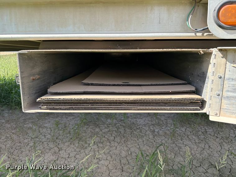 image for item EW8651 2006 Barrett livestock trailer