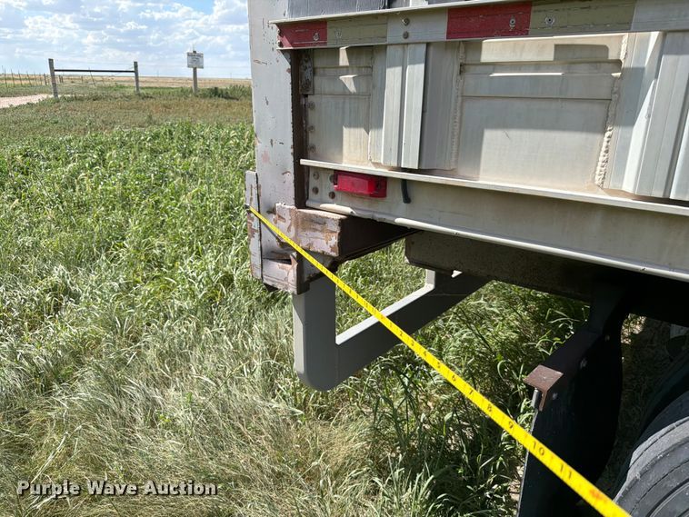 image for item EW8651 2006 Barrett livestock trailer