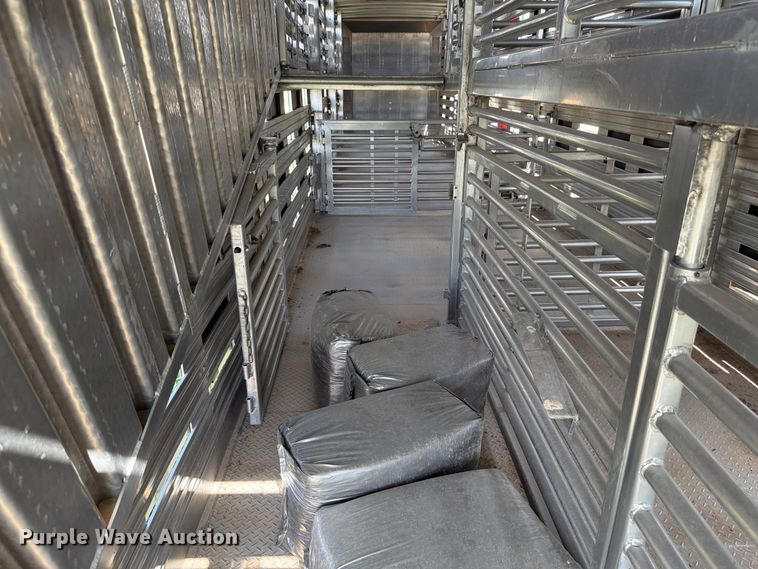image for item EW8651 2006 Barrett livestock trailer