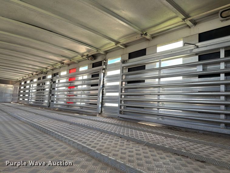 image for item EW8651 2006 Barrett livestock trailer