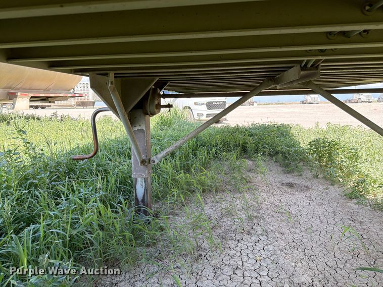 image for item EW8651 2006 Barrett livestock trailer
