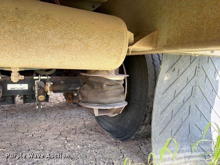 image for item EW8651 2006 Barrett livestock trailer