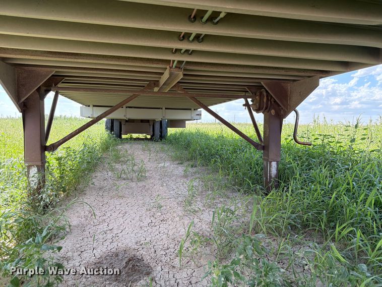 image for item EW8651 2006 Barrett livestock trailer