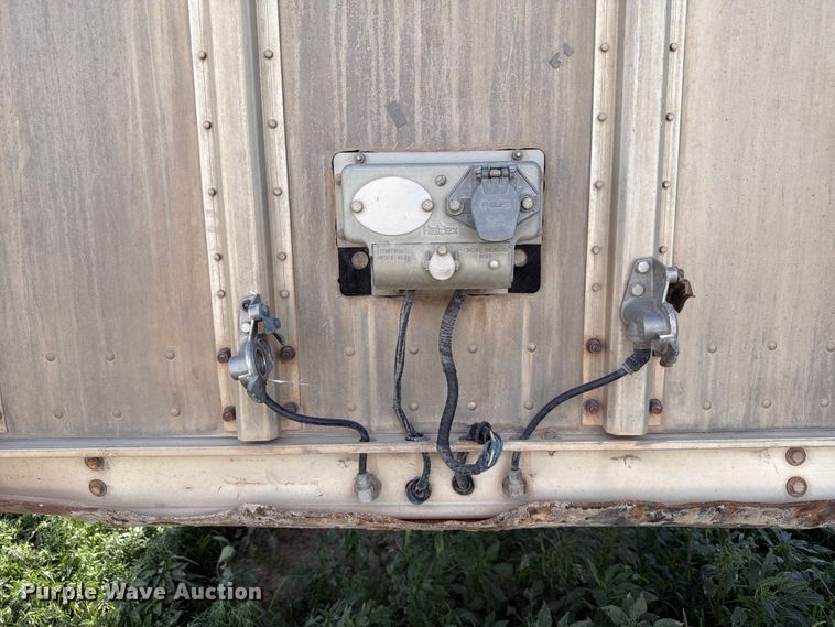 image for item EW8652 2006 Barrett livestock trailer