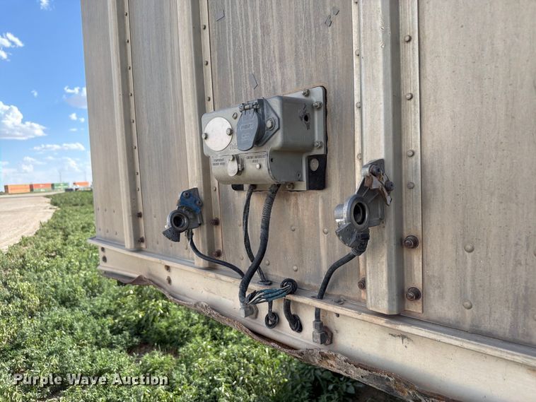 image for item EW8652 2006 Barrett livestock trailer