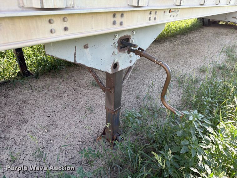 image for item EW8652 2006 Barrett livestock trailer