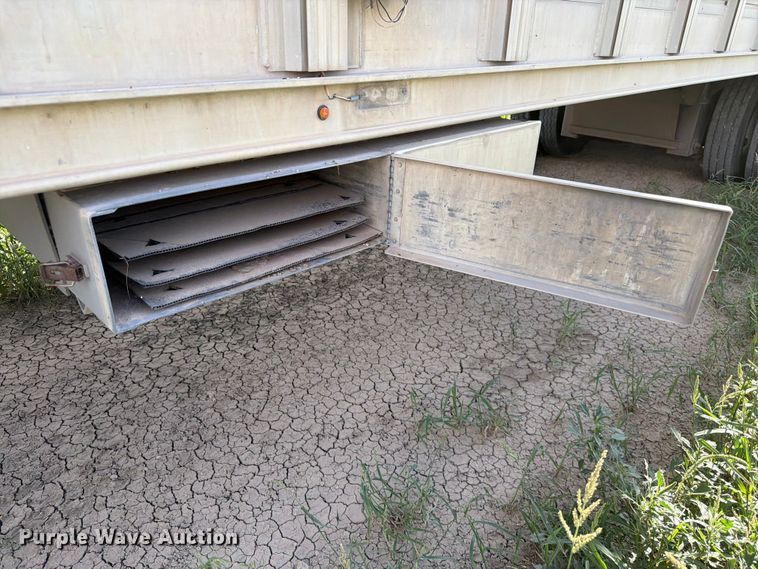 image for item EW8652 2006 Barrett livestock trailer