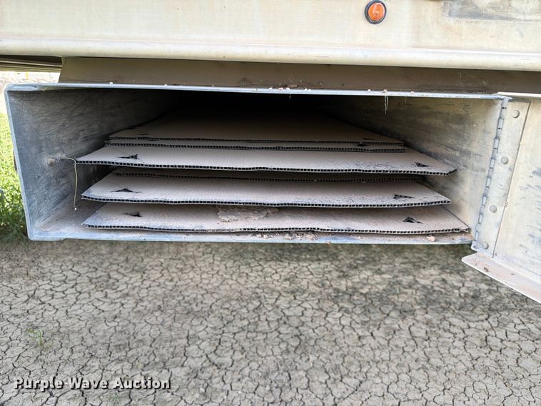 image for item EW8652 2006 Barrett livestock trailer