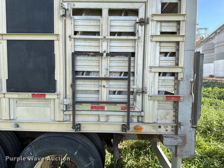 image for item EW8652 2006 Barrett livestock trailer