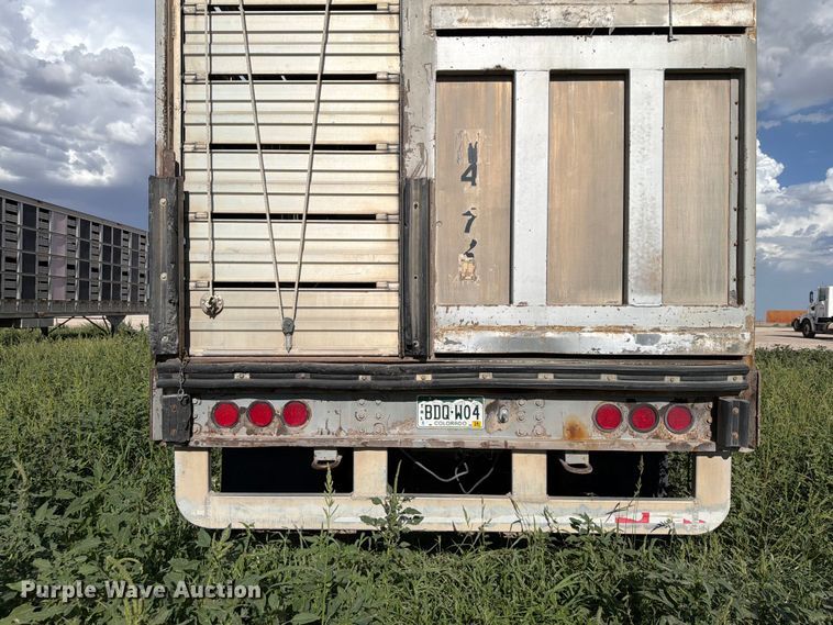 image for item EW8652 2006 Barrett livestock trailer