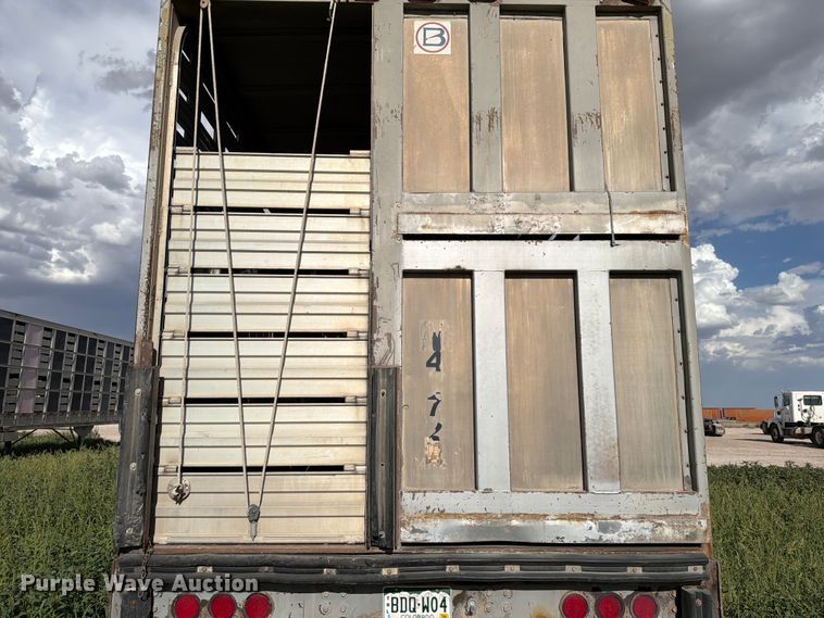 image for item EW8652 2006 Barrett livestock trailer