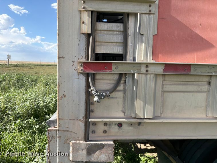 image for item EW8652 2006 Barrett livestock trailer