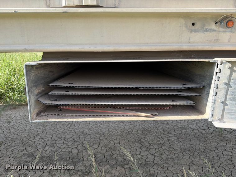 image for item EW8652 2006 Barrett livestock trailer