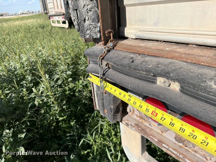 image for item EW8652 2006 Barrett livestock trailer