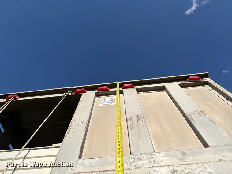 image for item EW8652 2006 Barrett livestock trailer