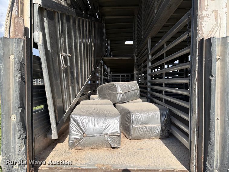 image for item EW8652 2006 Barrett livestock trailer