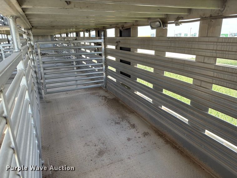 image for item EW8652 2006 Barrett livestock trailer