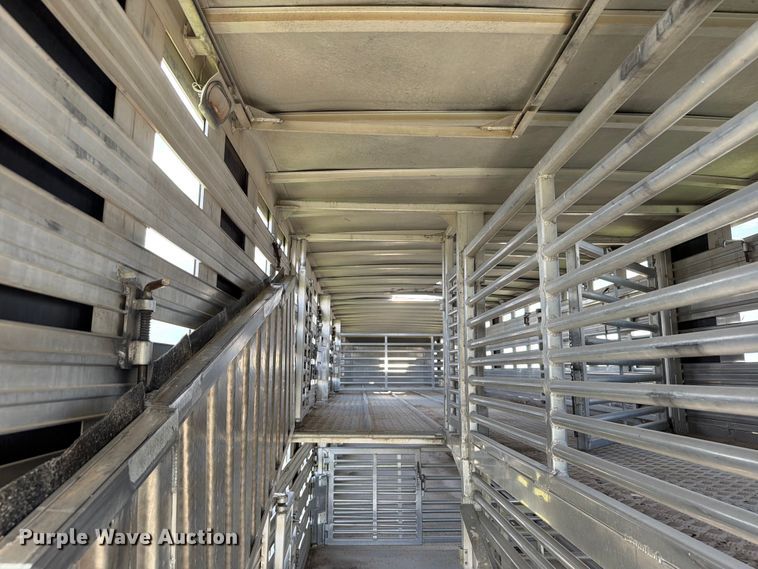 image for item EW8652 2006 Barrett livestock trailer