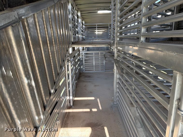 image for item EW8652 2006 Barrett livestock trailer