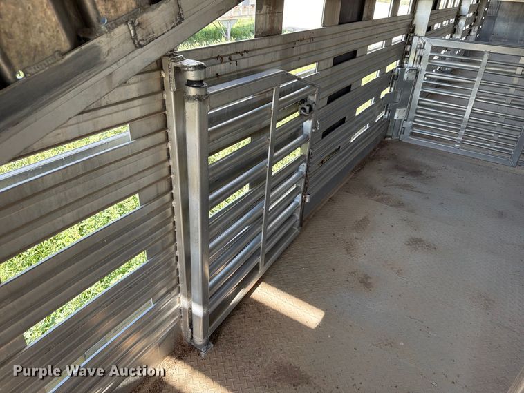 image for item EW8652 2006 Barrett livestock trailer