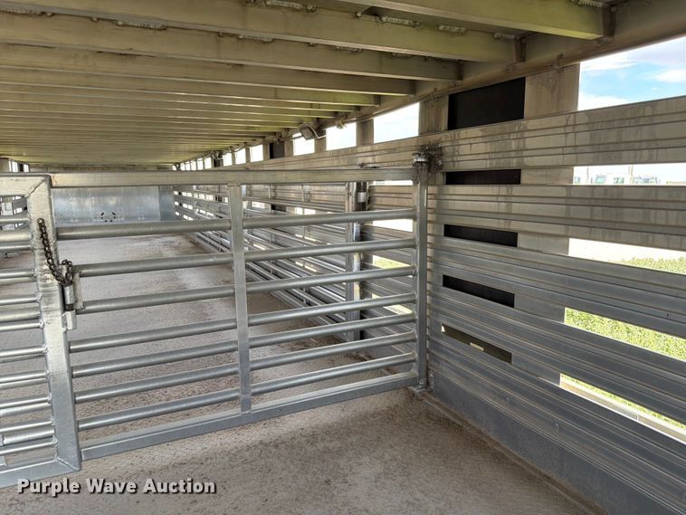 image for item EW8652 2006 Barrett livestock trailer