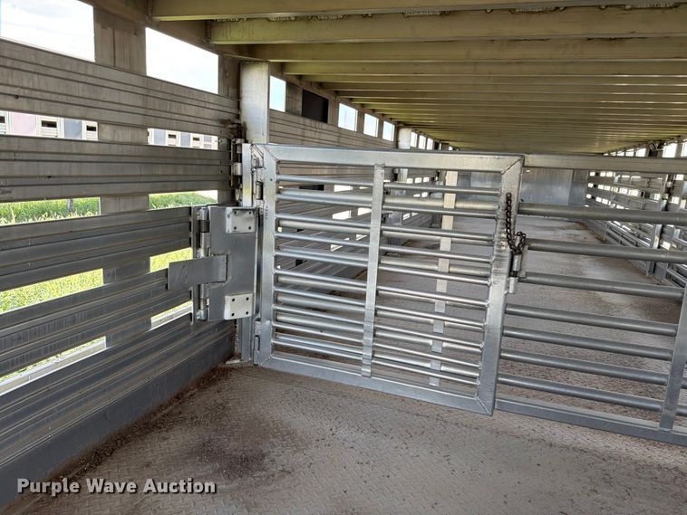 image for item EW8652 2006 Barrett livestock trailer