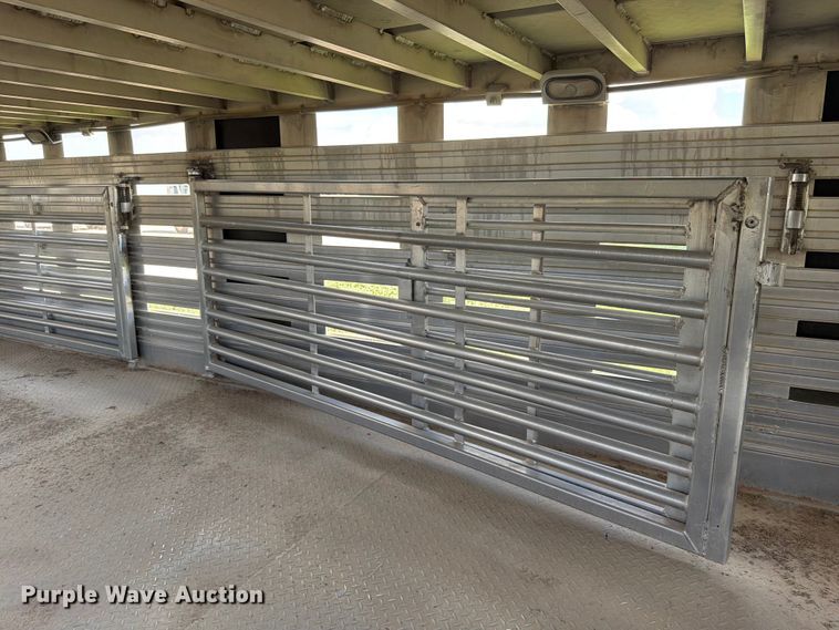 image for item EW8652 2006 Barrett livestock trailer