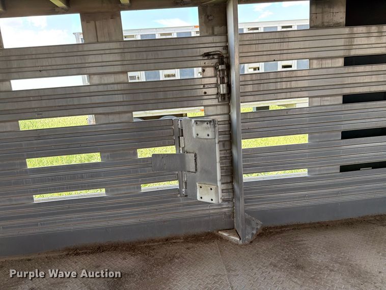 image for item EW8652 2006 Barrett livestock trailer