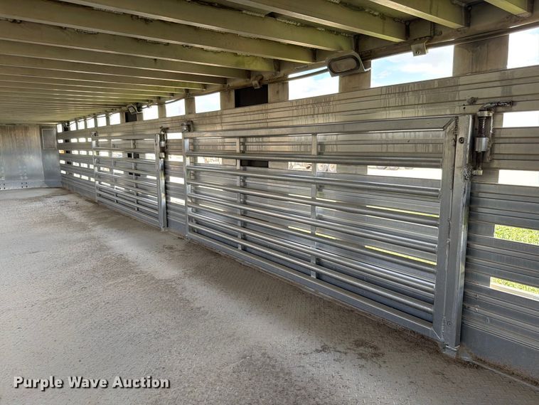 image for item EW8652 2006 Barrett livestock trailer