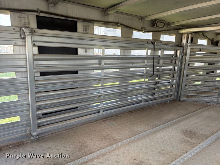 image for item EW8652 2006 Barrett livestock trailer