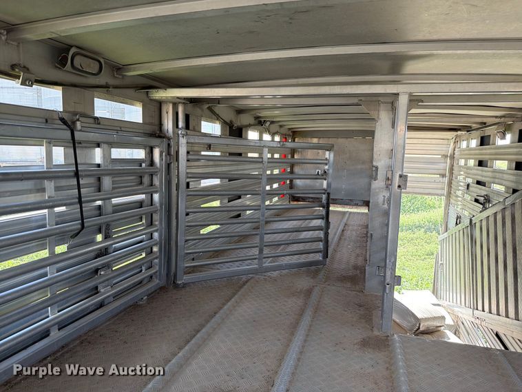 image for item EW8652 2006 Barrett livestock trailer