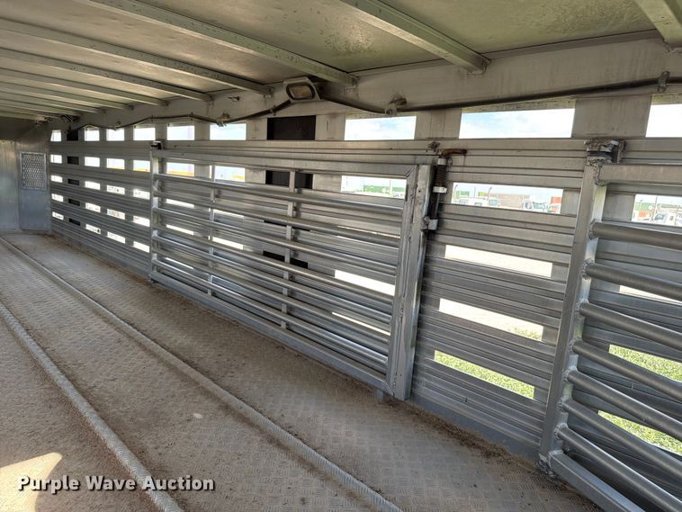 image for item EW8652 2006 Barrett livestock trailer