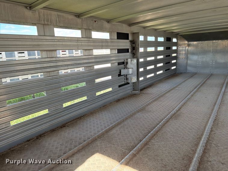 image for item EW8652 2006 Barrett livestock trailer