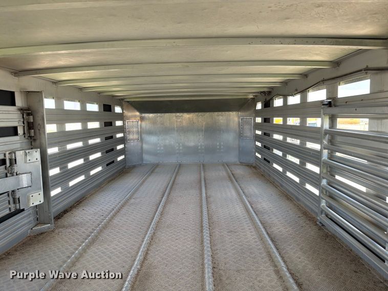 image for item EW8652 2006 Barrett livestock trailer