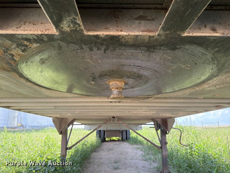 image for item EW8652 2006 Barrett livestock trailer